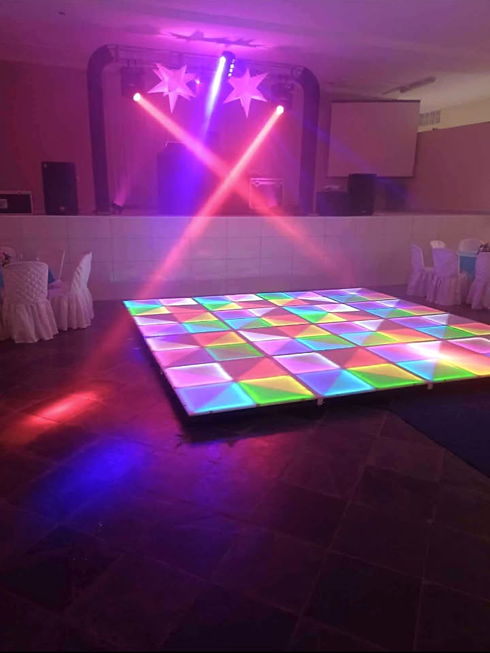 Pista de dança colorida com iluminação cênica