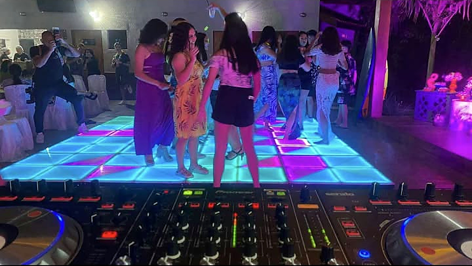 Convidados na pista de dança iluminada da LINEOne