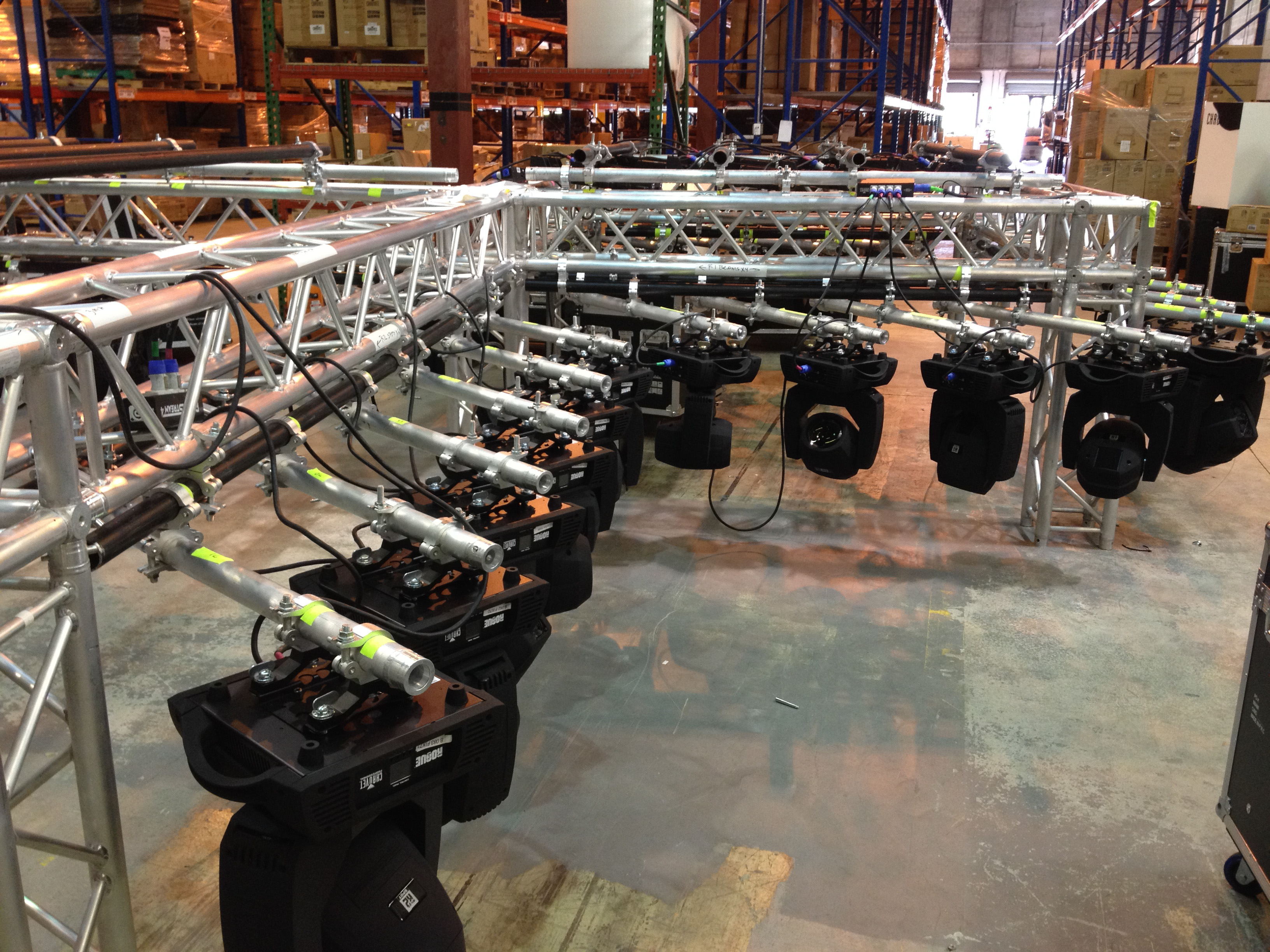 Estrutura box truss com equipamentos de iluminação